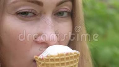 女人舔<strong>冰淇淋</strong>。 女孩在舔一个美味的奶油<strong>冰淇淋</strong>。 有<strong>草莓</strong>味的<strong>冰淇淋</strong>甜筒
