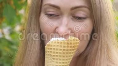 女人舔<strong>冰淇淋</strong>。 女孩在舔一个美味<strong>的</strong>奶油<strong>冰淇淋</strong>。 有草莓味<strong>的冰淇淋</strong>甜筒