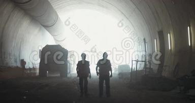 大型隧道施工项目中的工人
