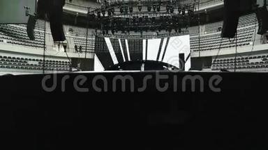 音乐会上的灯光和音响装置的踏板镜头。 黑色，白色，灰色