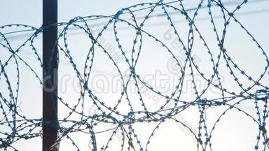 围栏<strong>监狱</strong>严格的政权剪影铁丝网。 来自难民的非法移民围栏。 非法移民概念