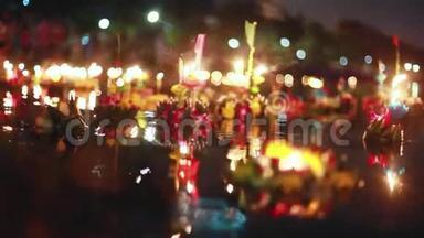 在泰国庆祝LoyKratong节。 从池塘里美丽的花朵和蜡烛上发射船。