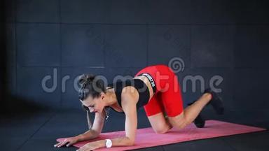 在<strong>健身房</strong>进行图形校正的训练。 年轻女子在<strong>健身房</strong>做健身运动。