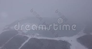 大型冰冻湖泊，空中摄影，寒冷的冬天