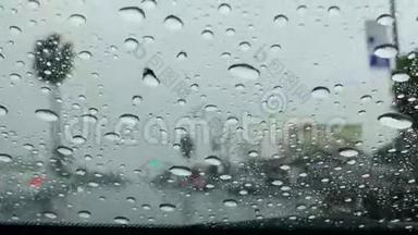 在雨中驾驶，玻璃上有许多水滴