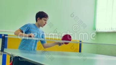 男孩打<strong>乒乓球</strong>运动慢视频