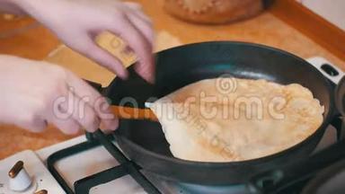 家庭厨房炒锅上的面团烤饼、平饼制作