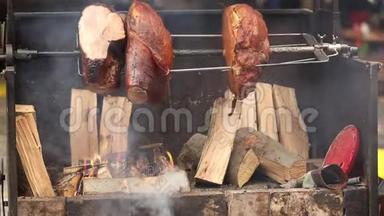 大块美味的猪肉火腿在明火上煮熟。 街头美食。 <strong>户外</strong>食品。 <strong>露营</strong>和烹饪