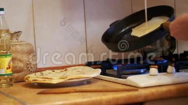 家庭厨房炒锅上的面团烤饼、平饼制作