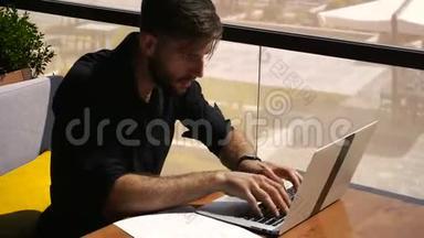 自由撰稿人重写笔记本电脑的文本在咖啡馆的桌子上。