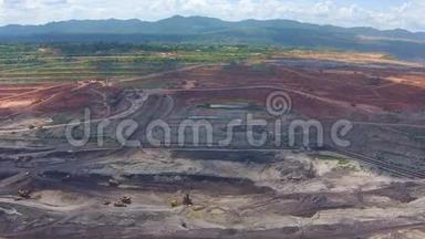 在泰国Lignite煤矿工作的采矿自卸车的鸟瞰图