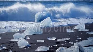 海浪冲走了冰山。 <strong>全球变暖</strong>问题