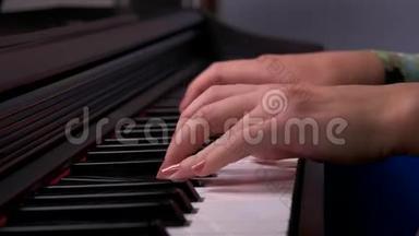 弹钢琴，手弹钢琴