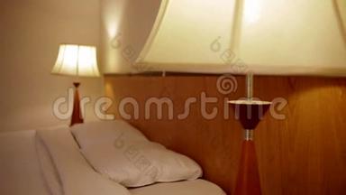 在<strong>酒店</strong>房间里有一盏灯和一张<strong>双人床</strong>