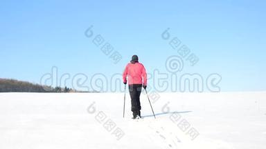 冬<strong>季</strong>游客带着雪鞋在雪地漂流中行走。 穿着<strong>粉色</strong>运动夹克的徒步旅行者和穿着雪鞋的黑色徒步旅行者