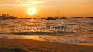 泰国帕塔亚-<strong>2017</strong>年12月25日：在群山的<strong>背景</strong>下，海岸上美丽的红色日落