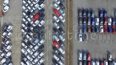 在新车停车时可以看到大量车辆。
