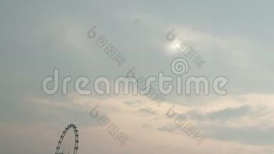 新加坡飞人摩天轮滚过云层的时间