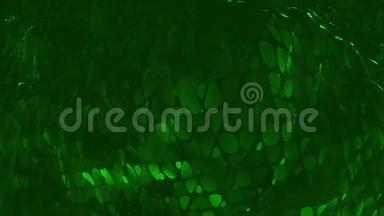 深绿色低聚波面作为超现实景观。 深绿色多边形几何振动环境或