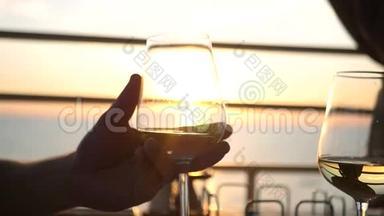 夕阳下的一杯酒。 高清，1920x1080。 慢动作