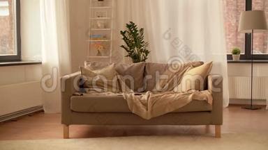 沙发配有舒适的家庭客厅<strong>坐垫</strong>