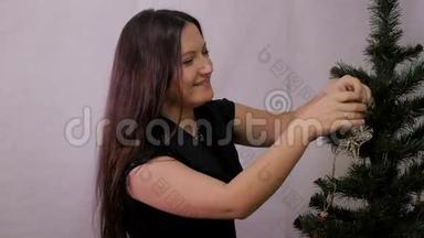 新年，圣诞妇女装饰圣诞树