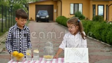 两个小孩在阳光明媚的日子里在自制的<strong>柠檬水</strong>摊上卖<strong>柠檬水</strong>，上面写着一个企业家的价格标志