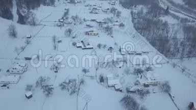 喀尔巴阡山上白雪覆盖着平静舒适的童话村庄克里沃维尼亚，鸟瞰