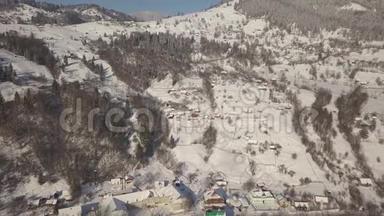 喀尔巴阡山上白雪覆盖着平静舒适的童话村庄克里<strong>沃</strong>维尼亚，鸟瞰