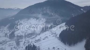 喀尔巴阡山上白雪覆盖着平静舒适的童话村庄克里沃维尼亚，鸟瞰