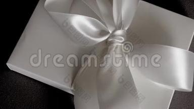 奢华的节日礼品盒配白<strong>绸带</strong>和蝴蝶结，新娘惊喜