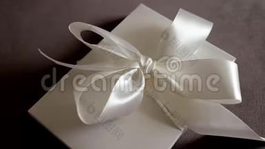 奢华的节日礼品盒配白绸带和蝴蝶结，新娘惊喜