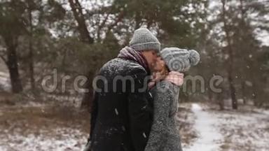 户外冬林拍摄的年轻新婚夫妇在雪天松林散步和玩得开心牵手