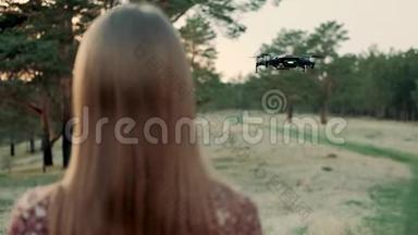 在日落时，遥控遥控的小快乐女孩控制着四架直升机的驾驶