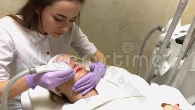 女士在美容诊所接受液化石油气硬件按摩。 专业美容师
