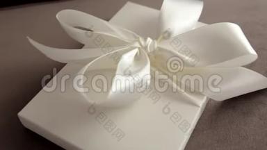 奢华的节日礼品盒配白绸带和蝴蝶结，新娘惊喜
