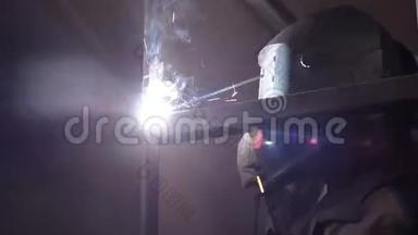 焊工进行跳跃焊接。 工人焊工进行金属结构的电弧焊接工艺。 从空中飞起