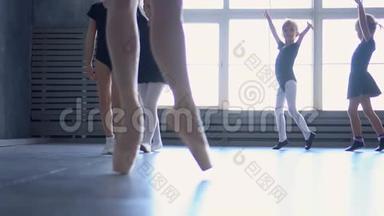 一群<strong>芭蕾</strong>舞演员在空中跳跃。 年轻的<strong>芭蕾</strong>舞演员在训练中跳跃。 <strong>芭蕾</strong>舞学校。 双脚特写