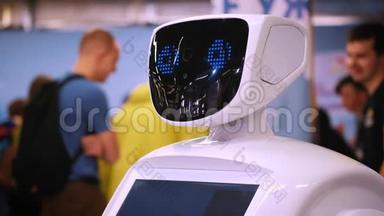 新型现代白色机器人的肖像.. 机器人转过头，看着摄像机。 机器人及高科技展览