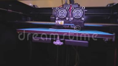 在3D打印机上打印。 工业打印在3D打印机上。 3d打印的渐进技术。 3D打印机工作