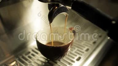 机器将浓缩咖啡冲泡成杯