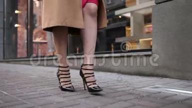 穿高跟鞋走路的时髦女人