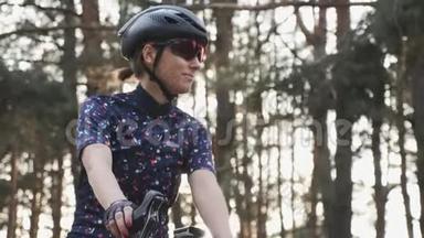 健康快乐的自行车手开始她的训练之旅。 自行车的概念。 慢动作