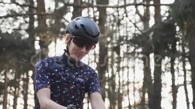 健康<strong>快乐</strong>的自行车手开始她的训练<strong>之旅</strong>。 单车概念