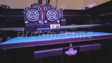 工业打印在3D打印机上。 在3D打印机上打印。 3D打印机工作。 3D打印机从