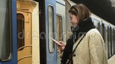 女人正在地铁里等火车
