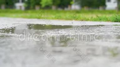 穿<strong>运动鞋</strong>的<strong>跑步</strong>者的腿。 运动女人在户外慢跑，踩在泥泞的水坑里。 单跑运动员在雨中奔跑
