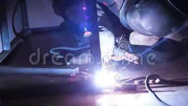 焊工进行跳跃焊接。 工人焊工进行金属结构的电弧焊接工艺。 从空中飞起