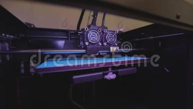 在3D打印机上打印。 工业打印在3D打印机上。 3D打印机工作