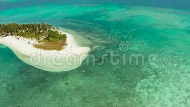 热带岛屿上美丽的海滩。 巴拉巴克，巴拉望，菲律宾。